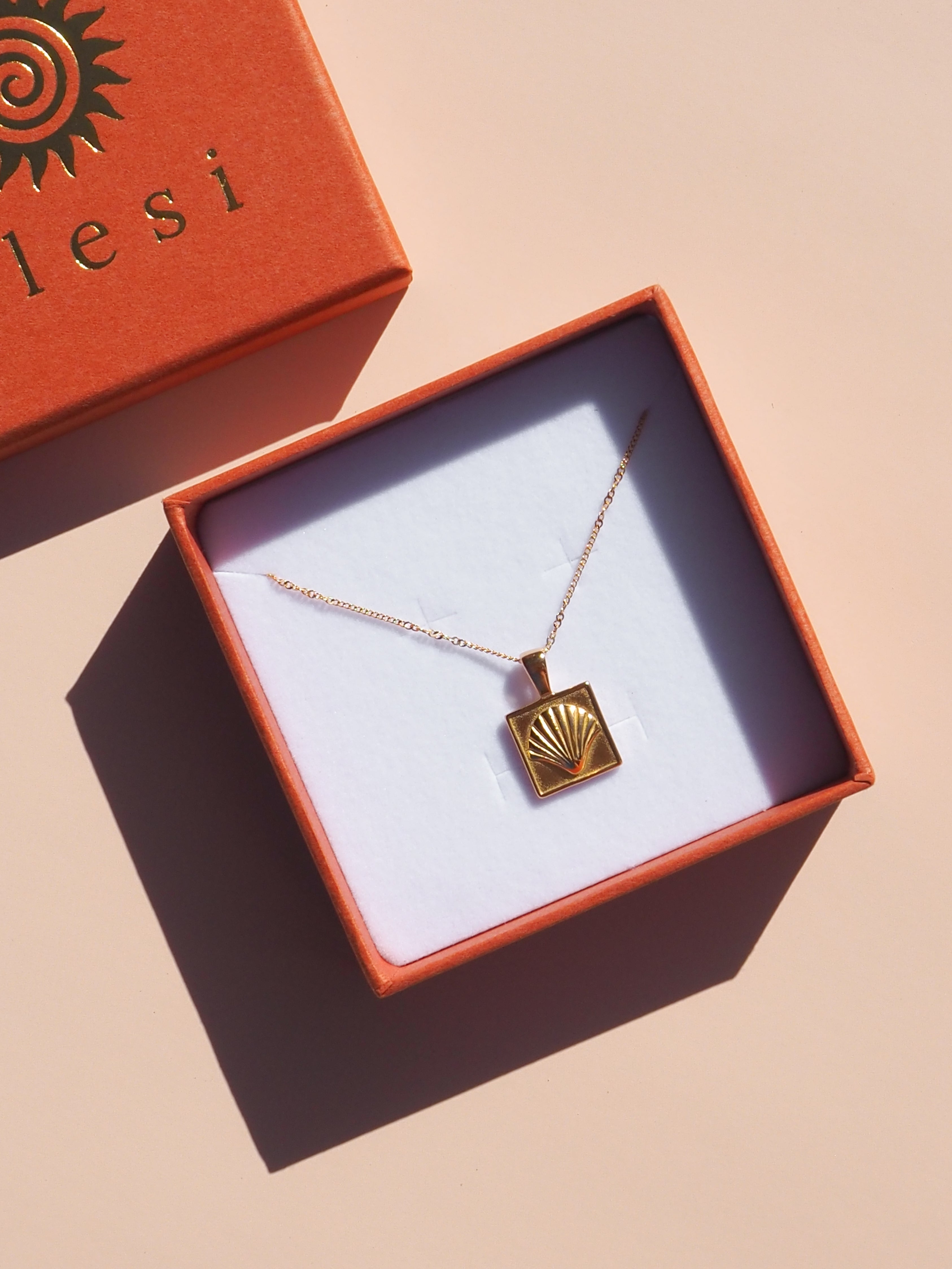 Seashell Scallop Pendant Necklace